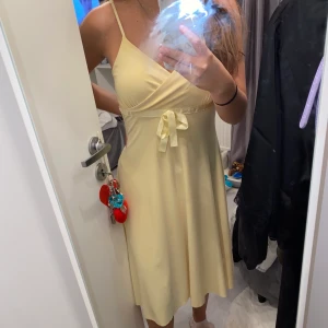 Gul klänning  - En gul klänning i väldig skönt material, har tyvärr klippt bort lappen i nacken men jag har XS i storlek men passar även S och eventuellt M, den har reglerbara band. 