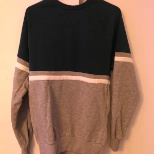 Mysig tröja  - Supermysig tröja köpt från betonad retro. Jag har aldrig  använt den själv. Jag köpte den för 250kr. Frakt tillkommer. Storlek står inte men skulle säga S-M