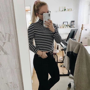 Tröja med polokrage - Säljer denna superfina tröja med en liten polokrage! Varit en favorit länge men någon gång måste det rensas! Skicket är väldigt bra! Den är lite croppad! Ska kolla upp frakten exakt så den kanske inte stämmer just nu! 🤍🤍🤍