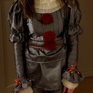 Pennywise dräkt - Pennywise dräkt som är använd 1 gång i typ 2 timmar. Överdel och underdel. Egentligen en stl M men passar som en XS. Jag är 164cm. Om flera skulle vara intresserade blir det bud😊