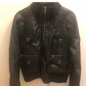 Sinnjacka - Fin skinnjacka i stl 158, passar en XS/S utmärkt.