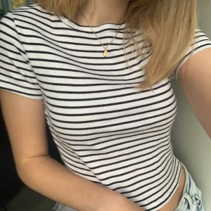 Randig tröja!  - Randig jättefin tröja ifrån hm! Använd endast 1 gång, vilket gör att den är i väldigt bra skick! Köpare står för frakten☺️💖