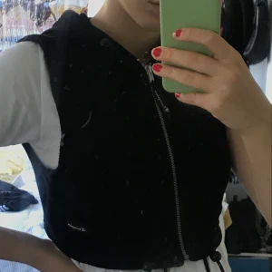 Väst från champion - Så häftig väst/kofta från champion. Köpt på Humana men aldrig använd. Är svart och i frotté. Inga hål eller fläckar. Är i storlek s. Så fin att ha över en T-shirt eller polotröja 