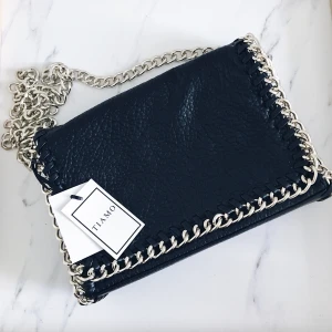 Axelremsväska - Jättefin väska med kedja köpt på scorett❤️ Den är använd men i bra skick!! (Första bilden är från när jag köpte väskan). Rymmer mycket och har fack både på utsidan och insidan💞 Frakten blir tilläggsavgift💞