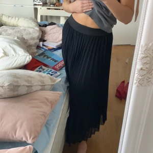 Svart kjol - Superfin kjol från berska. Den är endast testad. Säljer den pga att den är förliten. Det är strl L men skulle säga att den passar S-M