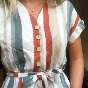 Jumpsuit Chiquelle - Jumpsuit från Chiquelle. Köpt i sommar & säljer pga bara använd vid fåtal tillfällen. Sjukt fint skick! Kan mötas upp i Lund eller skicka med Postnord!