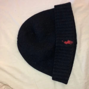 Ralph lauren mössa - Säljer min ralph lauren mössa då de inte är min stil längre. Köpt på johnells 
