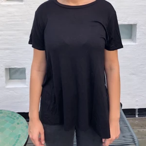 Oversized lång t-shirts med slits i sidorna stl. S - Säljer min svarta oversized långa t-shirt med slits i sidorna!! Knappt använd.