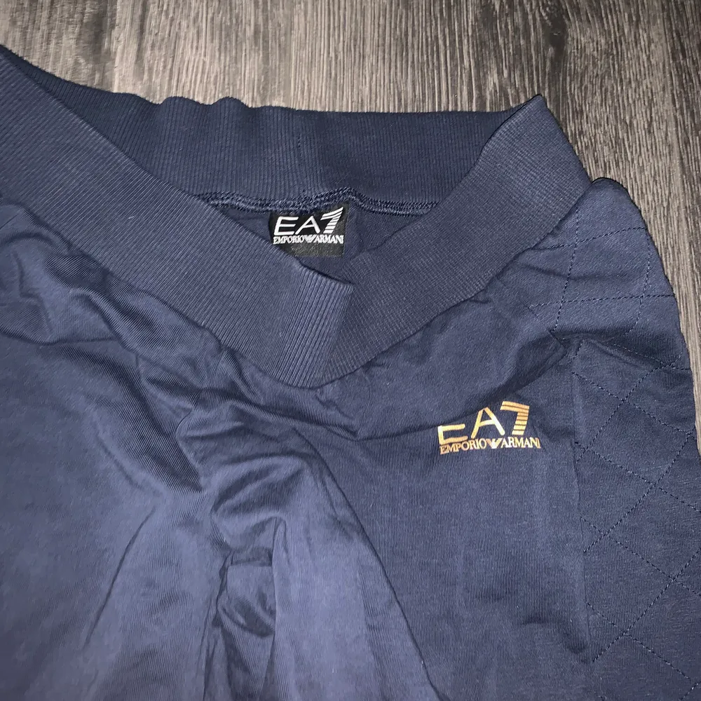 väldigt fina mörkblå Ea7 mjukisbyxor i storlek S fast är ganska stora i midjan, knappt använda och bra skick!. Jeans & Byxor.