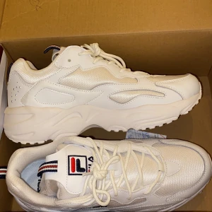 Fila sneakers strl 39,5 - Helt nya och jättefina Fila skor! Köptes på JD i somras och är oanvända. De är lite för stora för mig brukar normalt sätt vara en 38. Boxen är för ett par andra Fila skor, alltså inte modellen jag säljer, men den kommer med! :)