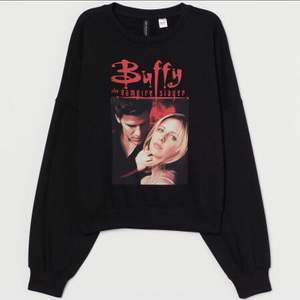 Letar efter en sån här Buffy tröja, såldes på h&m förra året men var utsåld överallt där jag letade så undrar om nån här på plik säljer en sån fin tröja? Isåfall kontakta mig gärna. Storlek spelar ingen roll mvh desperat tjej 
