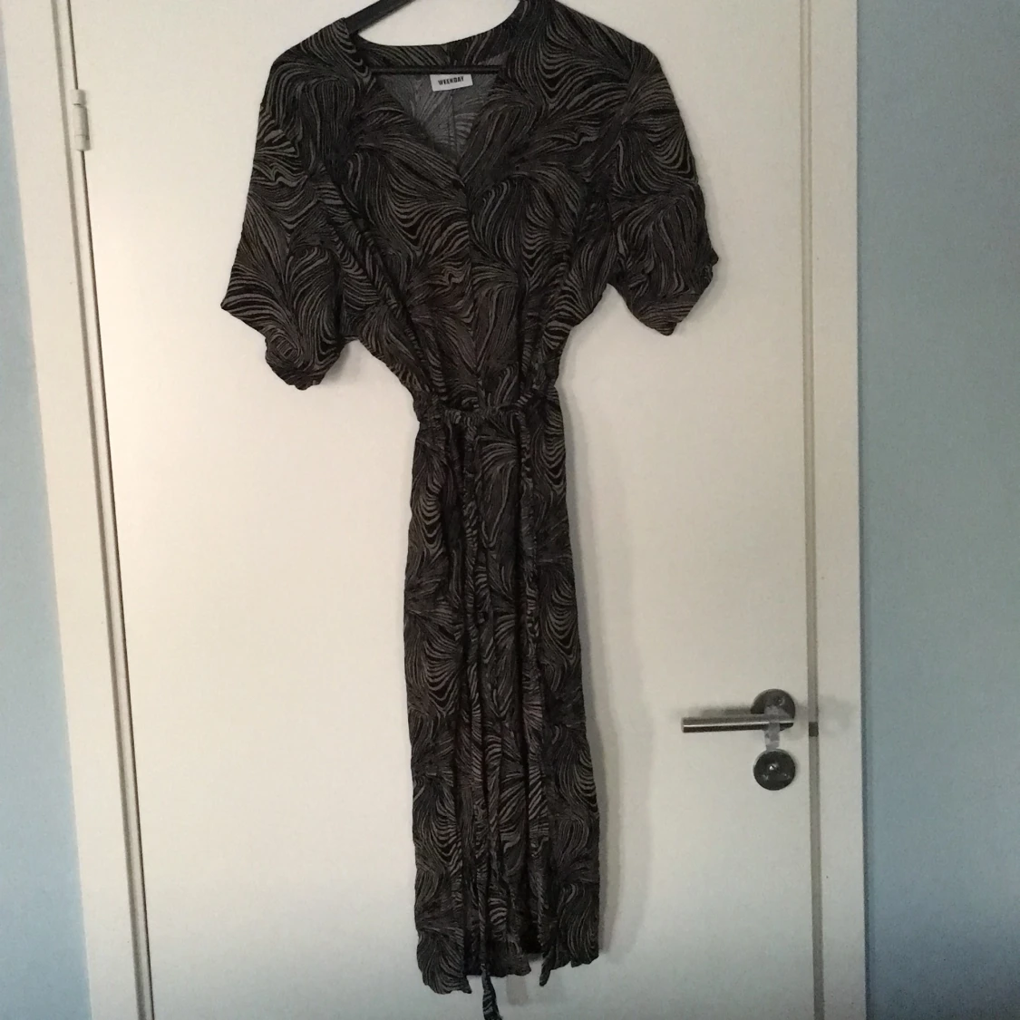 Weekday mönstrad klänningen knytning i midjan 