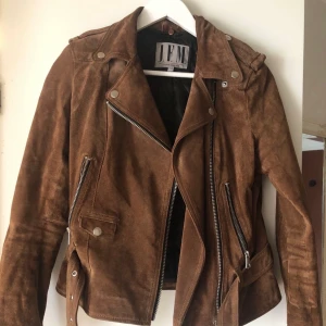 Mocka jacka  - Säljer min bruna jofama jacka använd ett fåtal gånger, används inte längre därav vill jag sälja. Strl 36 men funkar som 38 också.