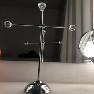 -  - Ett silvrigt smyckeställ men diameter, jätte fint att ha som prydnad på sminkbordet men även ett bra sätt att vissa up sina favorit smycken på 🥰