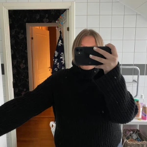 Svart Stickad Tröja - Svart stickad turtleneck tröja ifrån NA-KD. Storlek L, men passar även M då den är kort i längden. Använd fåtal gånger. Köparen står för frakten. 