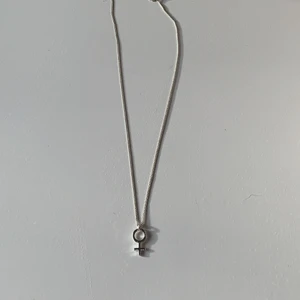 Silver halsband - Superfint halsband med tjej-märket.