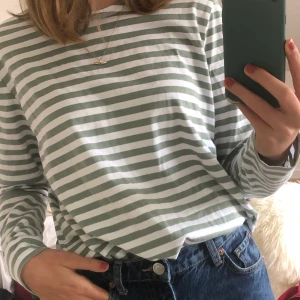 Långärmad randig tröja  - Långärmad tröja helt oanvänd Startpris: 50kr om flera är intresserade, buda i kommentarerna. Frakt tillkommer