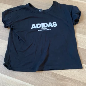Adidas T-shirt  - Använd två gånger, nyskick