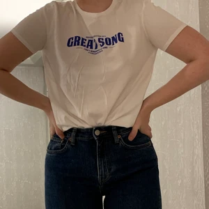 t-shirt med mörkblå text från zara 🦕 - En t-shirt med mörkblå text från zara. Aldrig använd 😇 Priset går alltid att diskutera!!