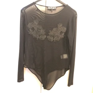 Meshbody  - Superfin och sexig body i mesh med svarta rosor. Helt oanvänd, ej string och finns knappar att knäppa upp🌸✨