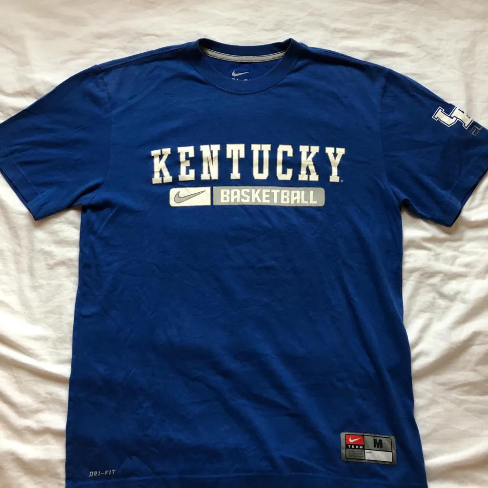 Blå vintage t-shirt med trycket Kentucky baseball. Cond 7/10. T-shirts.