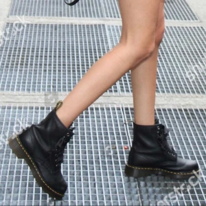 Dr. Martens strl: 37/38 - Nypris ca 1 800kr. Jättefina klassiska ”1460 smooth leather ankle boots”. Skorna är i bra skick men lite snyggt slitna speciellt längst fram (se bild 2 och 3). Skulle rekommendera köpa skorna i en större storlek än vanligtvis. (Bild 1 är inte min). Köparen står för frakten💕