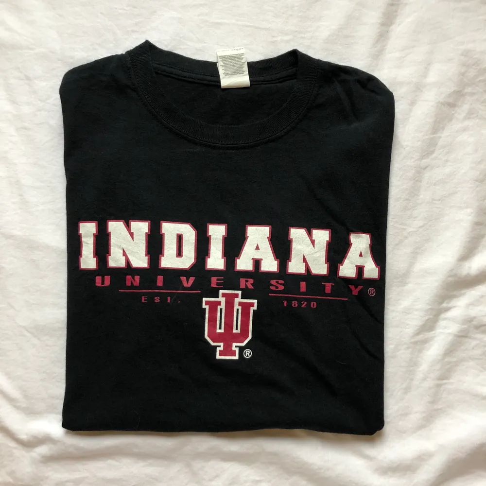 Svart vintage t-shirt med trycket Indiana University. Cond 8/10. T-shirts.