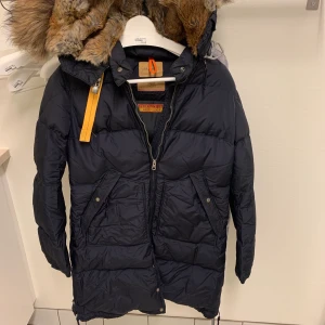 Parajumper stl M - Hej säljer nu min parajumper vinterjacka som är köpt för 8500 tusen till priset av 4000. Jackan ser ut som ny då den blivit använd varsamt. Den har inga skador, fläckar eller liknande. Kemtvättad senast förra året.  Mörkblå i  färg i storlek M. 