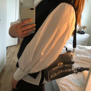 Väska - Jättesnygg väska som tyvärr inte kommer till användning. Går att ta ut den lilla svarta väskan i😍😍