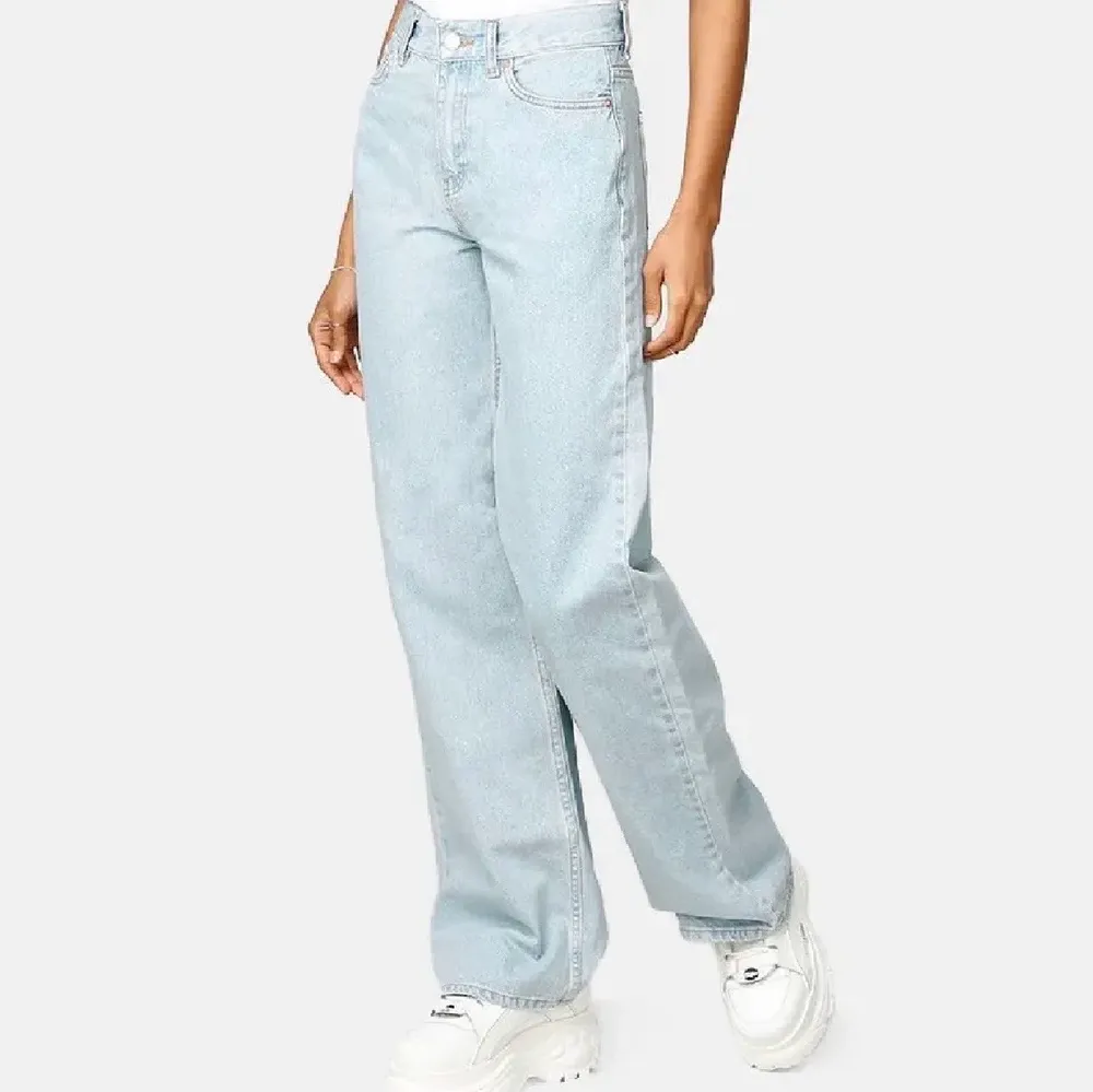 Säljer dessa jeans från Junkyard i superfint skick. Storlek 29 . Jeans & Byxor.