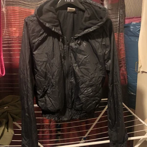 Jacka - Svart kort jacka från Gina storlek 36, köparen står för frakten.