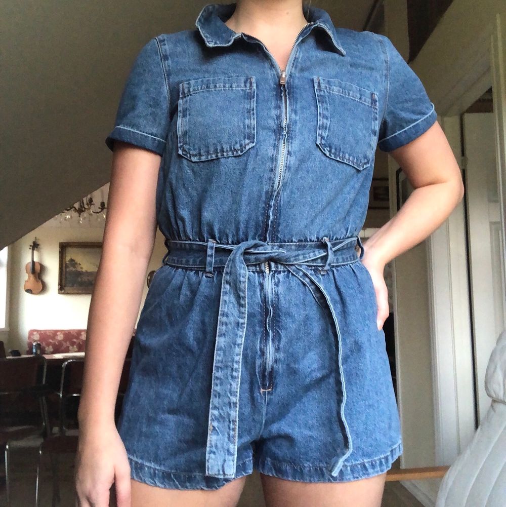 Playsuit i jeans från hm. Dragkedja fram och knyts i midjan. Helt oanvänd (prislapp kvar), köpt i våras. Superfin och snygg, säljer pga lite för liten för mig. Den är storlek 40 men jag skulle säga att den passar storlek 38 bättre. Obs köpare står själv för frakt!. Övrigt.