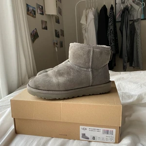 Gråa uggs! - Gråa Uggs i strl 39. De är i relativt bra skick, förutom en vattenskada på högra skon (se bild 3). Men annars mycket välbevarade, endast använda en vinter! ❤️ nypris: 1999kr