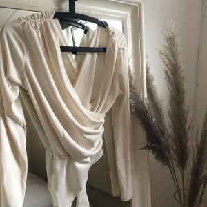 Tröja - Skitsnygg body, Aldrig använd 