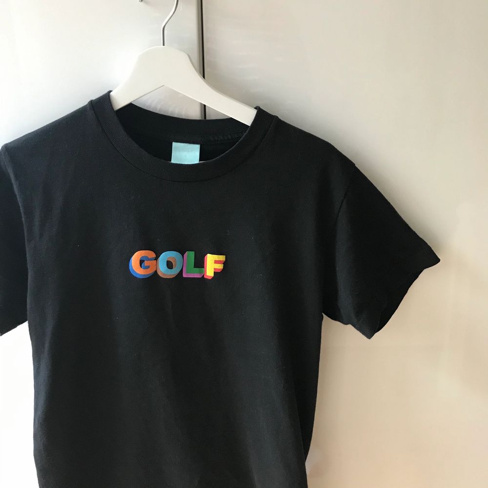 basic golf wang t-shirt köpt för ett tag sen men knappt använd💕 köpt för över 500kr med frakt och tull osv. !!!!Personen som vann budgivningen svarar inte så skriv till mig om du vill köpa!!!!. T-shirts.