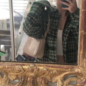 Beige väska - Köpt för 300kr innan sommaren, använda inte längre🥰 Får plats med mycket i den