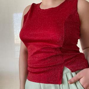 Rött glittrigt linne med en liten slit i sidan🥰 frakt tillkommer