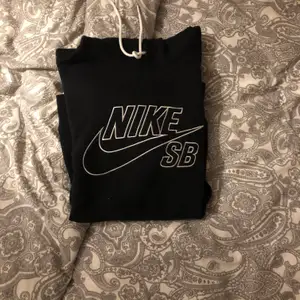 Säljer nu min äkta Nike sb hoodie, köpt i februari på Hollywood i tc. Använd ca 3 gånger. Nypris 800kr