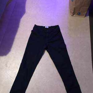 Ett par mörk blå vero Moda jeans som är nästan i nyskick💕 skriv privat om ni är intresserade/har ett bud😊