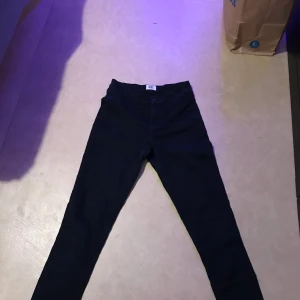 Mörk blå jeans - Ett par mörk blå vero Moda jeans som är nästan i nyskick💕 skriv privat om ni är intresserade/har ett bud😊