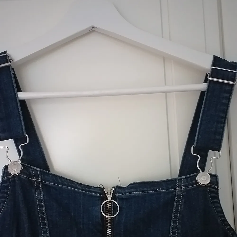 Asballa hängselbyxor med dragkedja som jag äääälskar men som tyvärr blivit för korta på mig som är ca 174 cm...! Fint skick och så unika och coola💫💫💫. Jeans & Byxor.