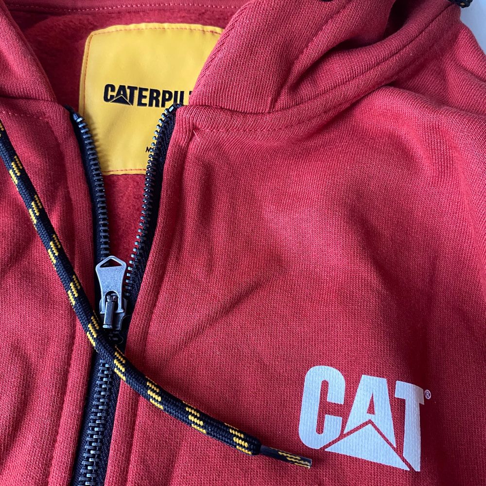 så sjukt snygg hoodie från caterpillar, finns ej på hemsidan eller butik i Sverige. helt oavänd o lappen är kvar, storlek m, perfekt för en oversizd look, originalpris är 900 kr. budgivning i kommentarerna! swish eller plicksafepay, du väljer!. Huvtröjor & Träningströjor.