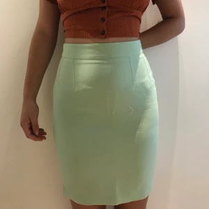 Mintgrön kjol - Sååå fin mintgrön pennkjol! Den är kostymaktig(inte stretchig). Färgen är verkligen superfin