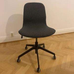 Långfjäll kontorsstol Ikea  - Säljer Ikea långfjäll kontorsstol i ny skick. Använd några gånger bara. Nyttpris: 1395kr och säljer den för 800kr. Finns i Örebro 