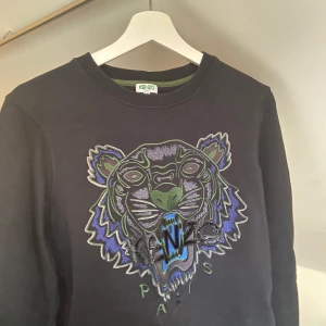 Kenzo sweatshirt - Säljer min superfina kenzoswestshirt. Köpt på Nk i Göteborg. Använd ett fåtal gånger, i fint skick!