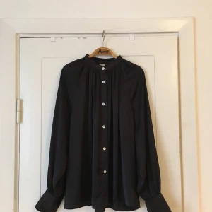 Fin skjorta från Arket - En skjortliknande blus från Arket. Som ny! Den är superfin i ärmarna och passar perfekt både till vardags och fest! Lite oversize i passform så passar 34-36