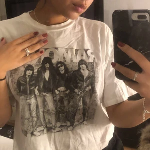 Ramones t-shirt - Säljer denna super sköna och fina t shirt från pull and bear. Den är använd 1 gång och är lite skrynklig men kan stryka den innan ni får den om det önskas. 