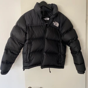 INTRESSEKOLL! North face nuptse puffer jacket - Köpt för ett år sen för 2800, fräsch och supervarm. Dam Medium- men liten i storleken. Funderar på att sälja pga. använder den inte längre. Buda i kommentarerna! Start: 1950 fri frakt på den här😊 Nuvarande bud: 2400