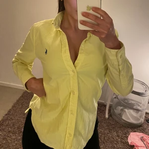 Ralph Lauren skjorta strl S - Använd endast 1gång köpt i en limiterad kollektion. Jag är en xs för den som inte vill att den sitter tight är denna perfekt. Väldigt stiligt och unik.