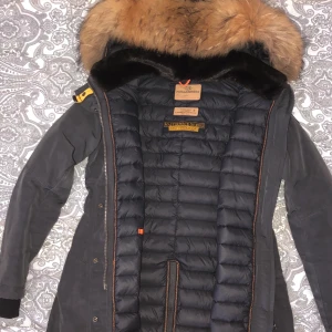 Grå Parajumper jacka - Säljer min parajumper jacka eftersom den inte passar längre, den är i bra skick, den är i färgen mörkgrå. Äkta päls och är medel stor. Och har bara andvänts några gånger i vintras. 